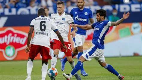 达尼洛同时斩获两座欧冠&解放者杯冠军，为历史首人